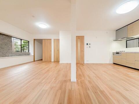 大きな窓を設けた採光重視のリビング。陽光が降り注ぐ明るい空間は、家族が一日中快適に過ごせる居心地の良い場所です。光に満ちた豊かな暮らしをお届けします。