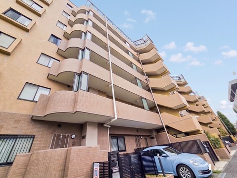 存在感のある外観が特徴のマンション。落ち着いたデザインとしっかりとした構造が安心感をもたらし、住まいとしての信頼性が感じられる美しい造りです。