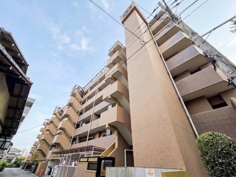 ワンフロアで完結する生活動線が魅力のマンション。階段の上り下りがないフラットな設計で、日々の家事や移動がスムーズです。管理体制がしっかりしているため、共用部分も美しく保たれており、快適に暮らせます。