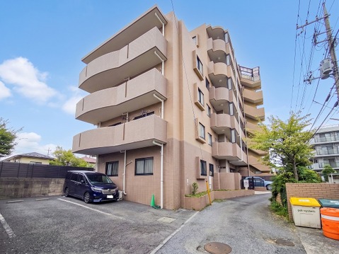 角部屋ならではの開放感が魅力のお部屋。窓から広がる眺望は圧巻で、日々の暮らしに彩りを添えてくれます。街並みや夜景を一望できるため、朝晩の景色が心を癒し、リラックスしたひとときを楽しめる住環境です。