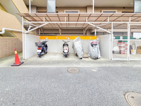 バイク置き場が敷地内にございます。屋根付きなので、雨の日でも安心がございます。