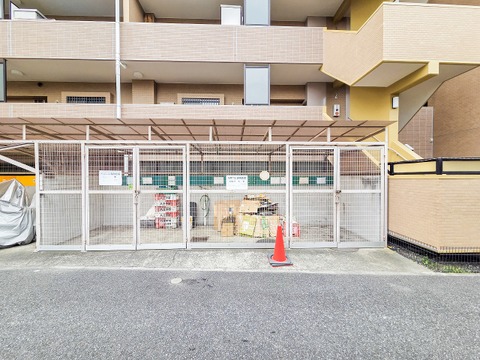 ゴミ置場が敷地内に設置され、住民が便利に利用できるよう配慮されています。管理が行き届いており、清潔に保たれているため、安心して快適に利用できる環境が整っています。