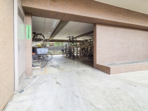 敷地内の駐輪場は、自転車を使う方にとって便利な設備です。整ったスペースで、通勤や通学にも安心して利用でき、日々の生活に利便性と快適さをプラスしてくれます。