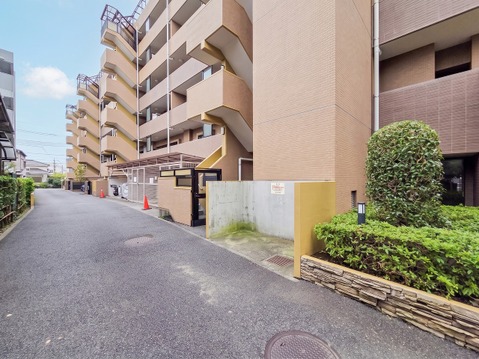 外観はシンプルながらも洗練されたデザインで、周囲の街並みにも調和しています。品のある佇まいが、暮らしに安心感と誇りをもたらしてくれます。