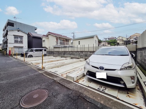 敷地のそばに駐車場があるため、車の移動がスムーズに行え、日常の外出が便利です。マンションの管理体制が整っており、防犯面でも安心して利用できる駐車場です。
