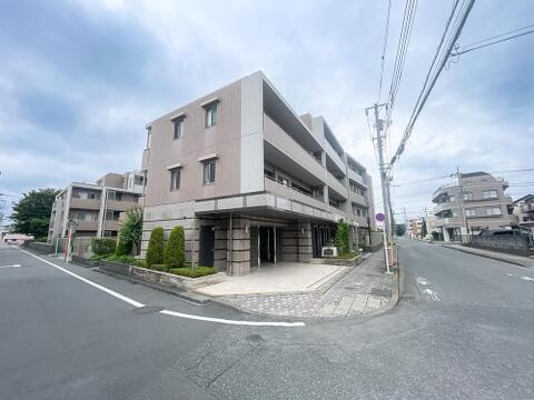 重厚感あふれるタイル貼りの洗練された外観。角地に位置し日当たり・風通りともに恵まれた良好な住環境。
