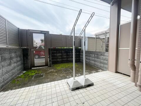 ガーデニングや洗濯物干しに重宝する専用テラス。フェンス囲い付きでプライバシー面も安心の屋外空間。
