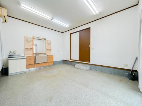 元理容室の約10帖スペース。洗面設備付きで、店舗・オフィス・ワークスペースなど多様なニーズに対応可能です。