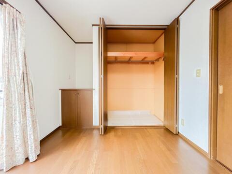 各居室にはクローゼット収納が設けられています。一緒にお住まいになるご家族様のプライベートも護られ安心ですね。