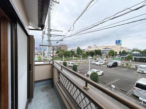 南向きのバルコニーは広々としておりますので、洗濯物を沢山干すことが出来ますね