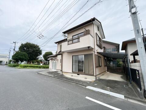 ゆとりのある駐車場は一戸建てに住む一番の魅力。休日は愛車の洗車など趣味のスペースとしてもいいですね。