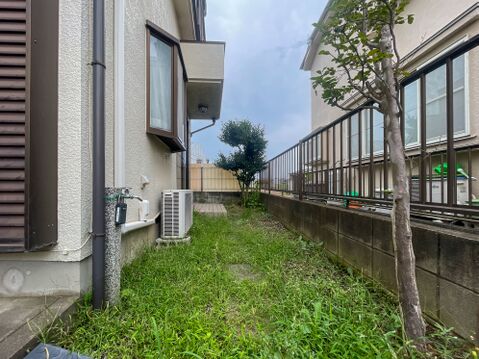 隣地との間隔が広く、プライバシーが保たれた専用庭スペース。ガーデニングや物置設置にも適しています。