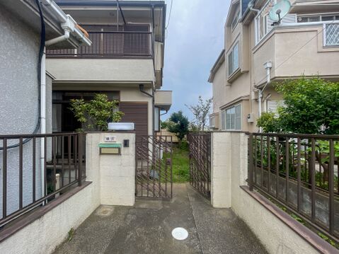 落ち着いた住宅街に馴染む、ゲート付きの安心設計。戸建て感覚の独立性とプライバシーを両立。