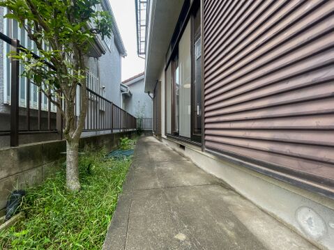 便利な勝手口へと続く、舗装された専用通路。ゴミ出しなどの家事動線もスムーズで快適です。