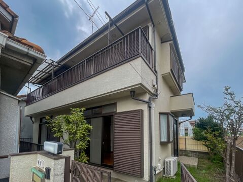 日当たり良好な2階バルコニー付き一戸建て!お庭スペースや門扉も備えた落ち着きある住環境。