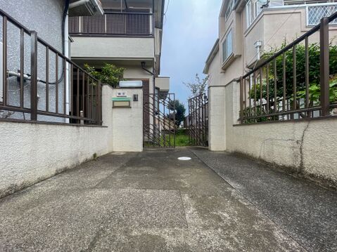 専用のアイアンゲートが、邸宅の風格と高い防犯性を演出。住まう人専用の特別なプライベート空間。