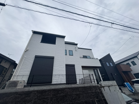 駐車スペース2台付きの広々とした邸宅です。前面道路も広く、閑静な住宅街ですので、のびのびとお過ごしいただけます。