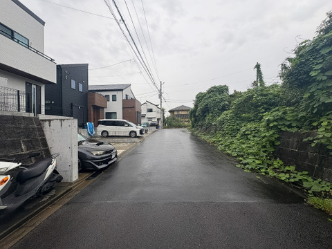 駐車スペース2台付きの広々とした邸宅です。前面道路も広く、閑静な住宅街ですので、のびのびとお過ごしいただけます。