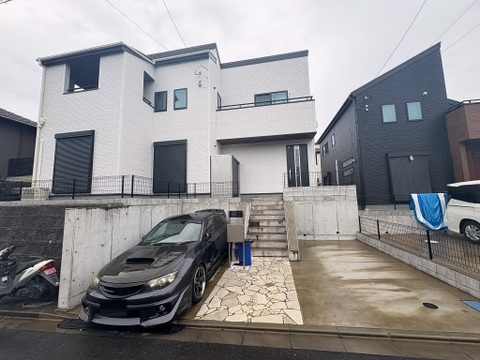 駐車スペース2台付きの広々とした邸宅です。前面道路も広く、閑静な住宅街ですので、のびのびとお過ごしいただけます。