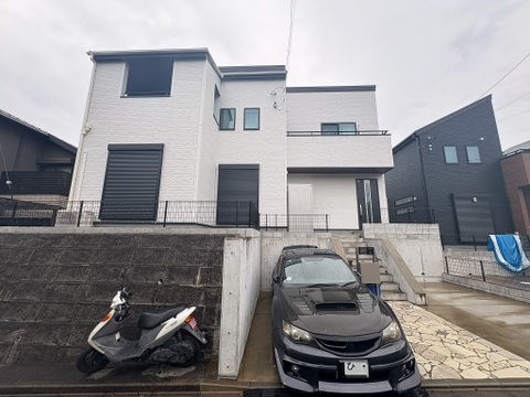 駐車スペース2台付きの広々とした邸宅です。前面道路も広く、閑静な住宅街ですので、のびのびとお過ごしいただけます。