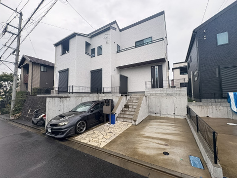駐車スペース2台付きの広々とした邸宅です。前面道路も広く、閑静な住宅街ですので、のびのびとお過ごしいただけます。