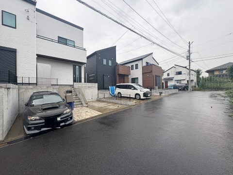 駐車スペース2台付きの広々とした邸宅です。前面道路も広く、閑静な住宅街ですので、のびのびとお過ごしいただけます。