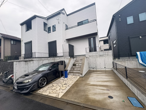 駐車スペース2台付きの広々とした邸宅です。前面道路も広く、閑静な住宅街ですので、のびのびとお過ごしいただけます。