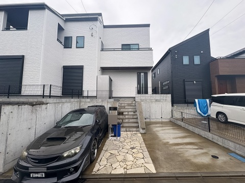 駐車スペース2台付きの広々とした邸宅です。前面道路も広く、閑静な住宅街ですので、のびのびとお過ごしいただけます。
