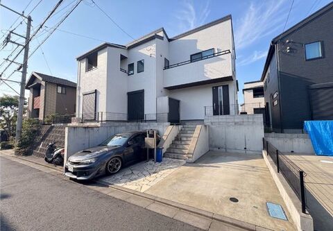 駐車スペース2台付きの広々とした邸宅です。前面道路も広く、閑静な住宅街ですので、のびのびとお過ごしいただけます。※CG加工で天候を変えています。