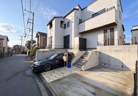 駐車スペース2台付きの広々とした邸宅です。前面道路も広く、閑静な住宅街ですので、のびのびとお過ごしいただけます。※CG加工で天候を変えています。