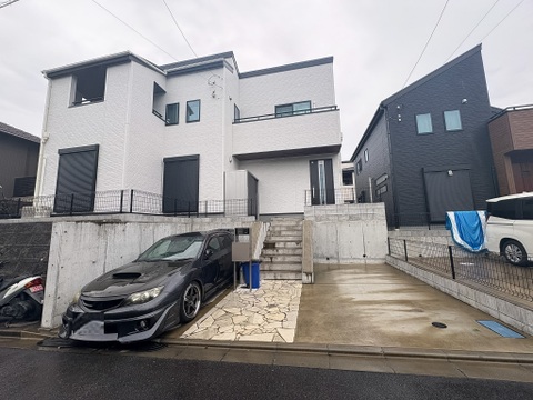 駐車スペース2台付きの広々とした邸宅です。前面道路も広く、閑静な住宅街ですので、のびのびとお過ごしいただけます。