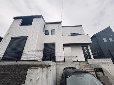 駐車スペース2台付きの広々とした邸宅です。前面道路も広く、閑静な住宅街ですので、のびのびとお過ごしいただけます。