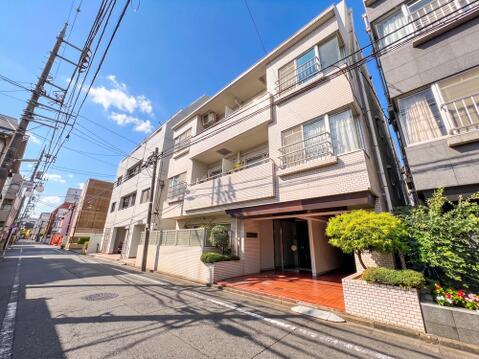 「外観」 落ち着いた住宅街に立つ上品なタイル貼りの外観。周辺環境も良好です。