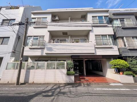 「外観・正面」 格式高さ感じられる清潔感のあるタイル貼りマンション。日当たりも良好です。