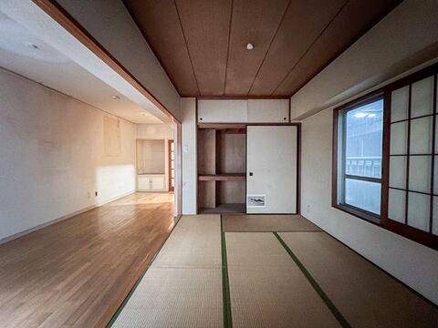 「和室・広縁」 陽当り良好な和室と広縁。和モダンな雰囲気でお洒落にリノベーションするのも魅力的。