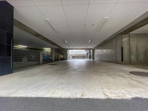 広々とした車路で車の出し入れもラクラク。雨に濡れずに移動できる快適なピロティ構造。