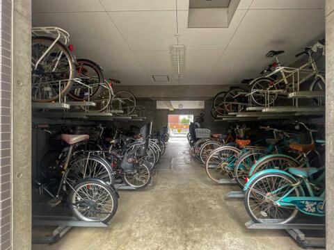 雨や風から大切な自転車を守る屋内駐輪場。2段式ラック採用で綺麗に整頓された管理空間。