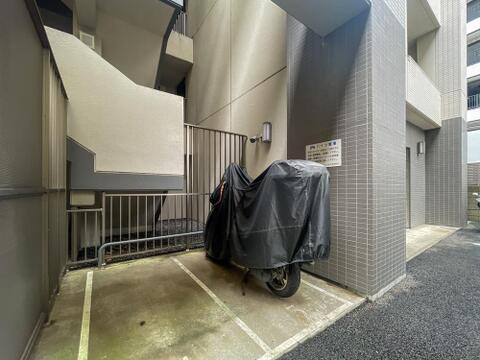 防犯カメラ設置で愛車の管理も安心。雨を避けやすい専用区画のバイク置場を完備しています。