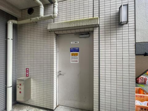 防犯カメラ監視で衛生的に保たれた専用ゴミ置場。鍵付きドア仕様で外部の侵入を防ぎます。