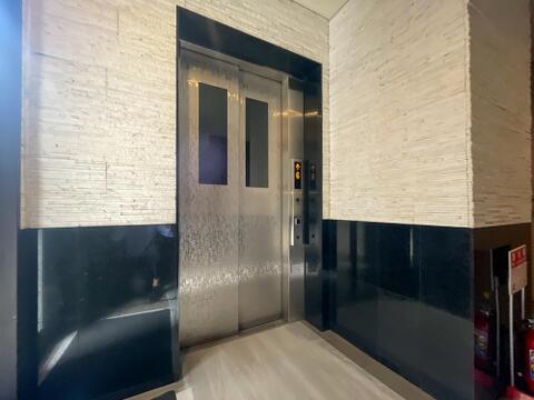 石調の壁面が上質感を演出するエレベーターホール。車椅子やベビーカーも乗り降りラクラク。