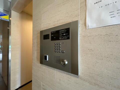 ALSOKセキュリティ導入済み。訪問者を映像と音声でしっかり確認できるオートロック操作盤。