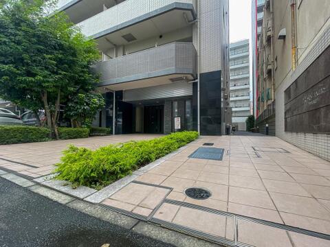 鮮やかな植栽が彩るフラットなアプローチ。車椅子やベビーカーの移動もスムーズで快適な共用空間。