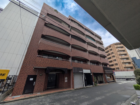 ヴィンテージ感漂うクラシカルなデザインで、経年とともに味わいを増す上品な佇まいが魅力的なマンションです。