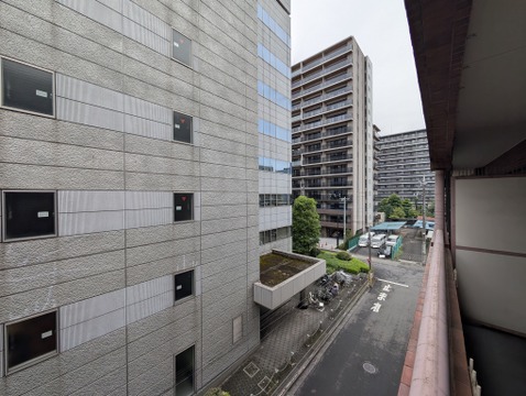 向かいの建物との距離が適度に離れており、圧迫感を感じにくい配置。爽やかな風を感じられる心地よいロケーションです。