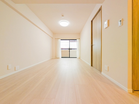 奥行きがあり解放感に満ちた住空間。窓からの光が部屋の奥まで届き、一日を通して明るく心地よいプライベートタイムを過ごせます。