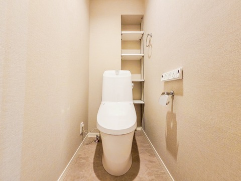 清潔感のあるトイレは、シンプルでモダンなデザインが魅力です。広めのスペースでゆったりと使えるため、毎日の生活がより快適に。綺麗だからこその心地よさを感じられる空間です。