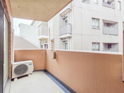 洗濯物がよく乾く明るいバルコニーは、風通しも良く、家事の効率が高まる環境です。広さがあるため、お洗濯物をたっぷり干せるのが嬉しいポイントで、日々の生活にゆとりが生まれます。