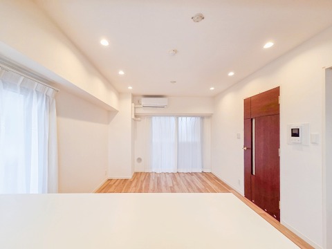 リビングに広がる開放的な空間はです。大きな窓から差し込む光が明るさと心地よさをもたらし、毎日の暮らしにゆとりと穏やかさを与えてくれる、憩いの場所です。