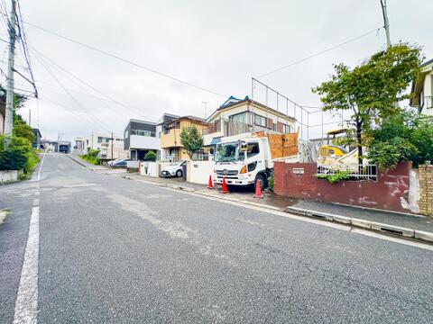 前面道路は約8mの広さがございます。車庫入れがスムーズに行えます。現地(2026年9月)撮影