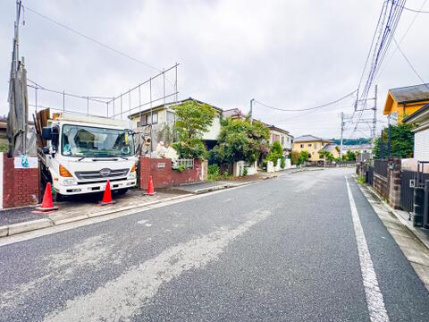 前面道路は車通りが少なく、静かな毎日を守ってくれます。現地(2026年9月)撮影